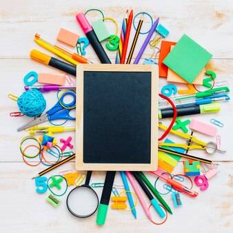 Gros plan tableau noir fournitures scolaires 24837 171